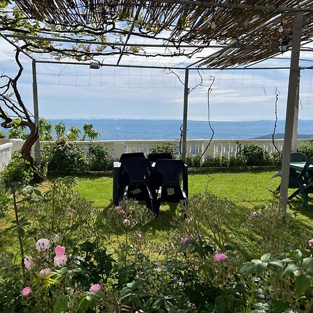 Garden Villa Guni Krujë Exteriör bild