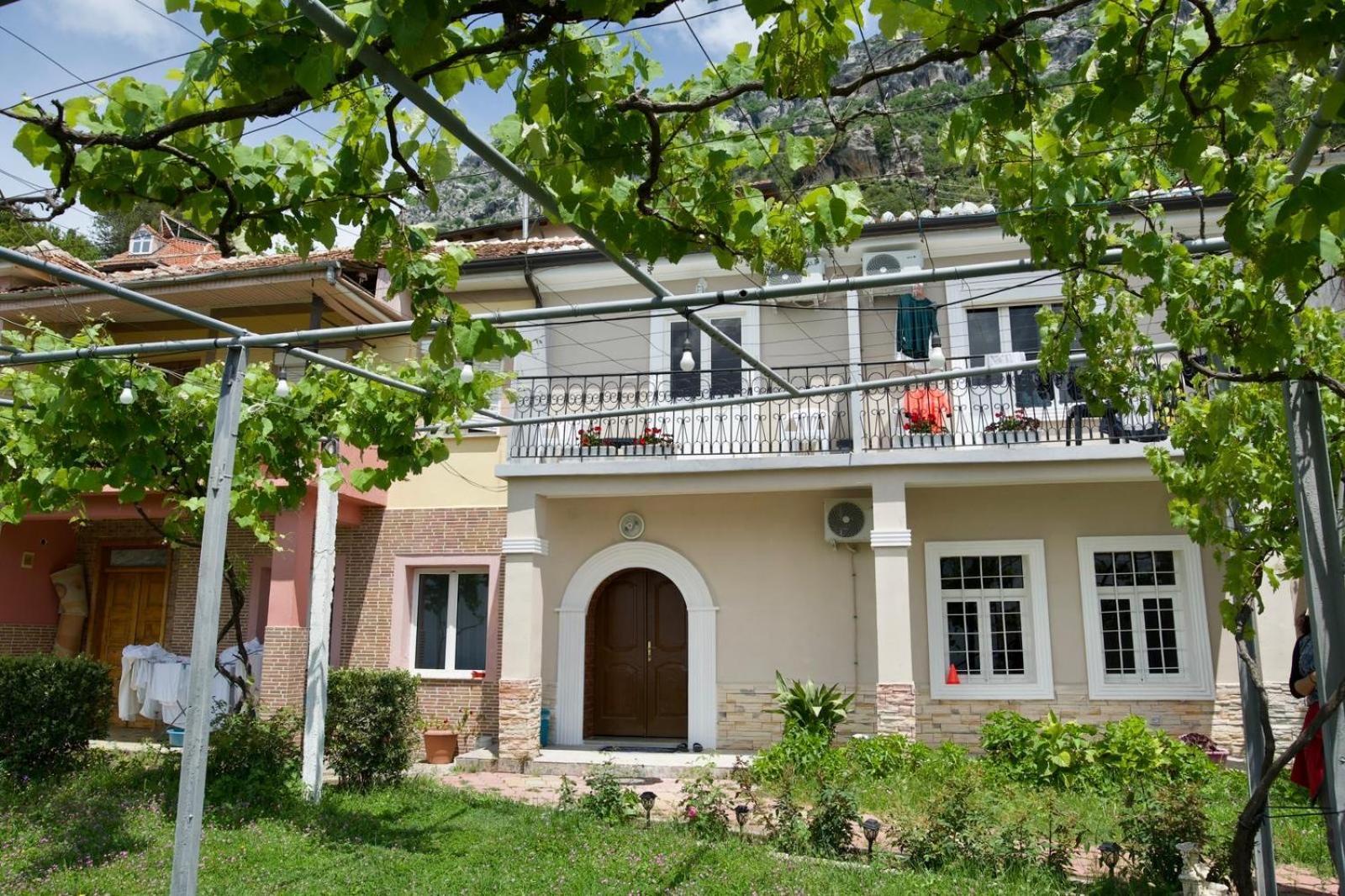 Garden Villa Guni Krujë Exteriör bild