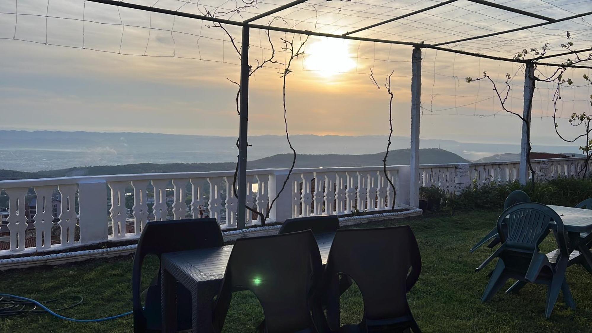 Garden Villa Guni Krujë Exteriör bild