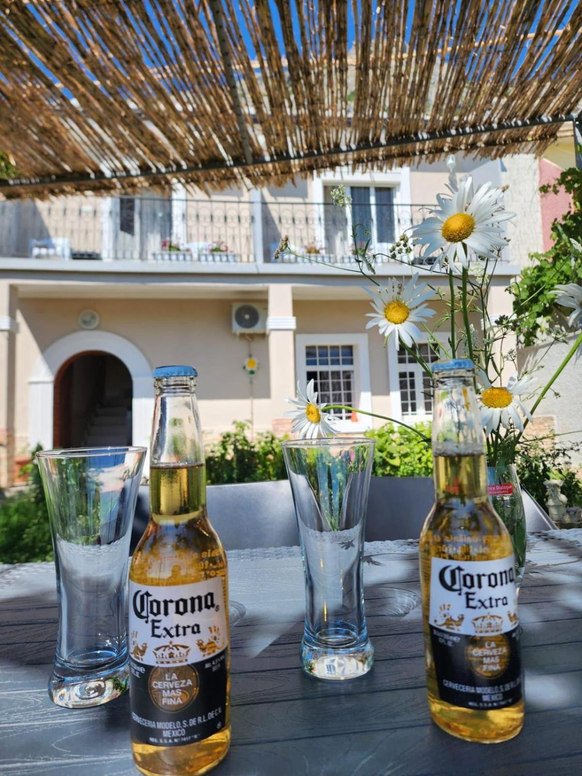 Garden Villa Guni Krujë Exteriör bild