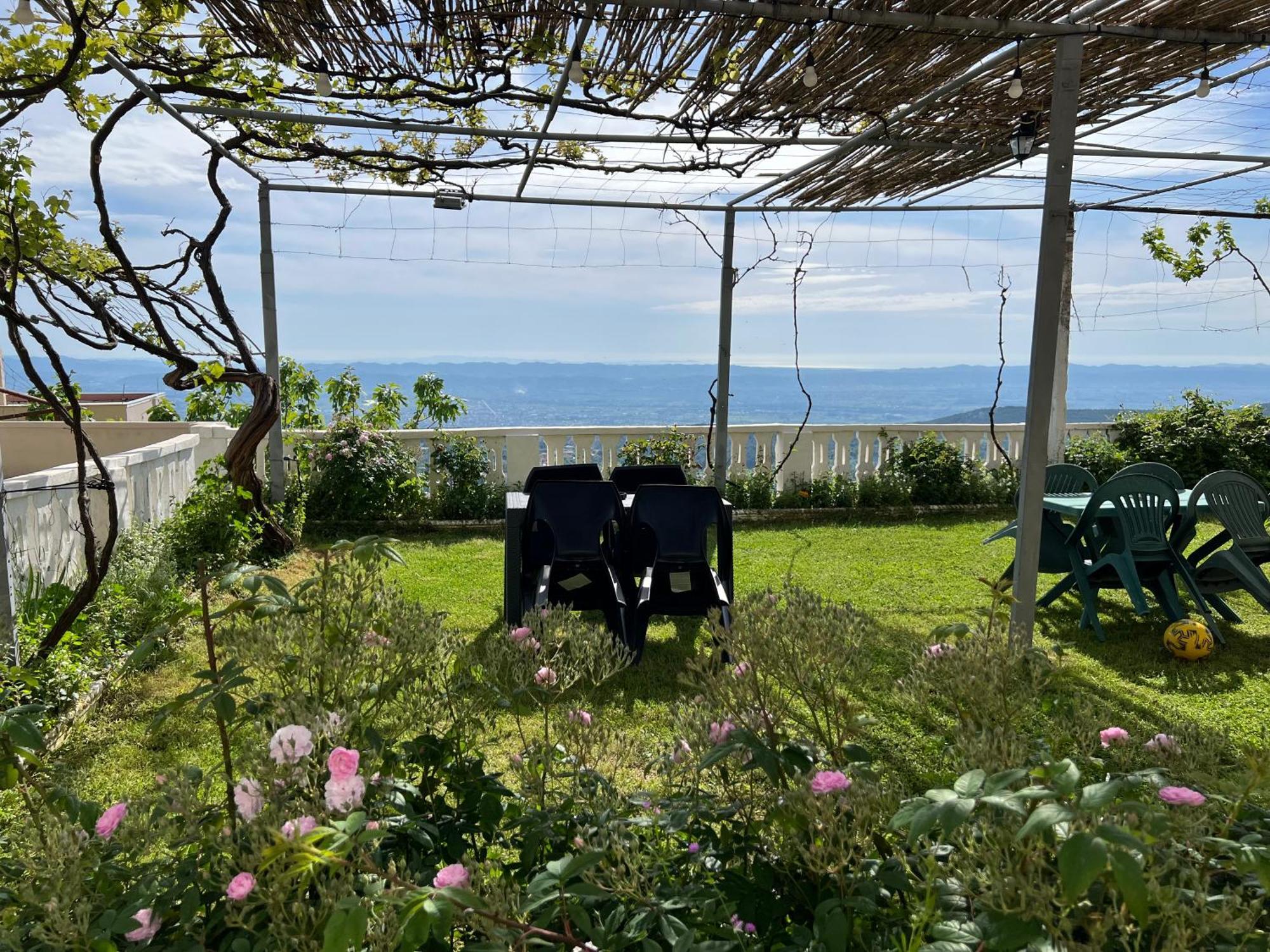 Garden Villa Guni Krujë Exteriör bild