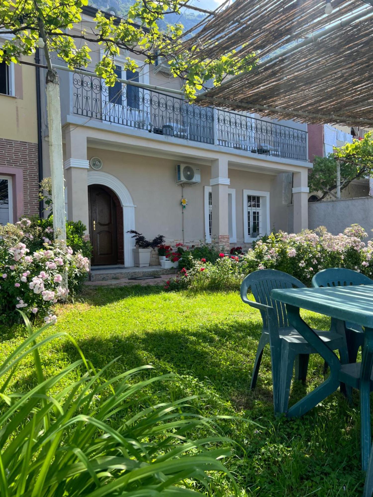 Garden Villa Guni Krujë Exteriör bild